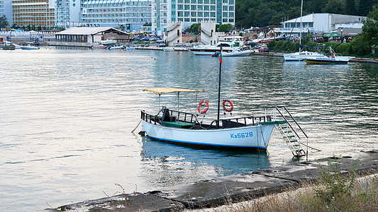 在湖边的船上 日落时水面反射环境冒险海浪港口旅行日出蓝色地平线太阳帆船图片