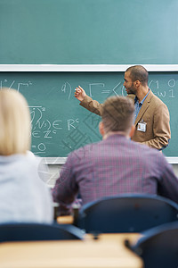 他致力于他的学生 一位大学教授在演讲厅给他的学生上课图片