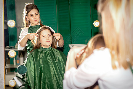 专业护发 美丽的年轻白人黑发女人 留着长头发 在美容院接受发型设计理发师美容师梳子客户职业卷曲理发工作发型洗发水图片