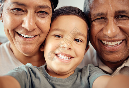 男孩和快乐的祖父母一起自拍 一起在家里特写或放大肖像 拉丁裔男孩在宏观中与祖母和祖父一起微笑 表达幸福和爱在家里图片