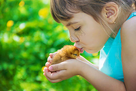 孩子手里握着一只鸡 有选择的专注新生儿宏观帽子喜悦鸭子食物世界拥抱生活朋友们孩子们高清图片素材