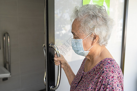 亚洲老年或老年老妇人病人在护理医院病房使用厕所浴室手柄安全 健康强大的医疗理念酒吧卫生间汽车退休金属减值医院酒店苗圃栏杆图片