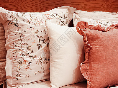 在卧室的木制床上 室内设计用花粉布在木制床上铺上农村被单毯子枕头风格床垫乡村织物房间棉布图片