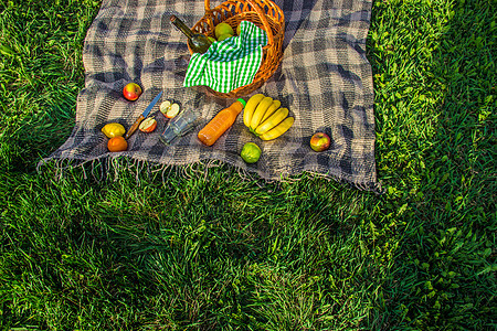 在草地上野餐 有选择的焦点木板食谱朋友们香蕉家庭午餐野餐恋人篮子假期图片