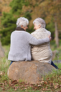 思考一下生活 对坐在一块石头上的两个高级女性的视线进行后视老年朋友们家庭喜悦女士森林朋友退休老年人幸福图片