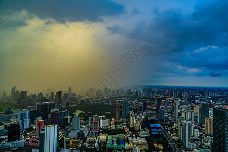 曼谷城市在暴风雨中笼罩市容倾盆大雨摩天大楼图片