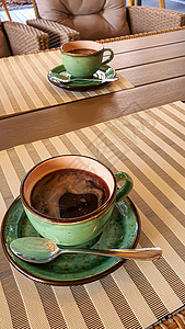 在夏日咖啡厅吃午餐 在木桌的黑杯子里喝咖啡命令小吃玻璃食物排毒水果隐私商业菜单奶昔图片