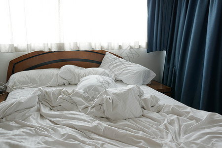清晨白颜色乱成一团的床 醒来后又乱成一团的床枕头织物床单房间房子卧室羽绒被亚麻毯子图片