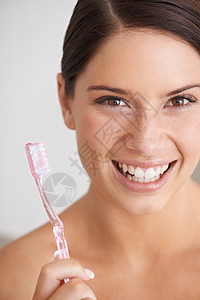 她谈的是牙医卫生 一个美丽的年轻黑发女郎早上刷牙的 早晨成人牙齿头发女性打扫肤色浴室微笑女士皮肤图片