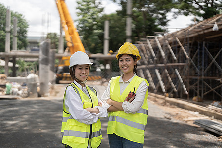 站在建筑工地的两名亚洲女建筑承包商的肖像图片