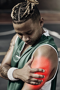 健身 篮球和运动损伤的黑人在比赛期间需要急救或理疗 来自尼日利亚的运动员手挽着手臂 在篮球场上出现肌肉疼痛和医疗紧急情况图片