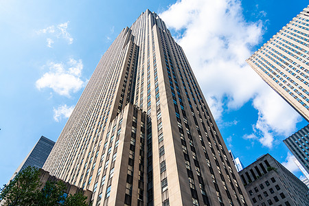 洛克菲勒中心塔楼对抗纽约曼哈顿的蓝天图片