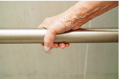 亚洲年长的老年妇女病人在浴室 手扶安全抓抢酒吧和护理医院使用马桶支持栏杆 70淋浴坡道合金退休医院医生苗圃洗手间汽车障碍图片