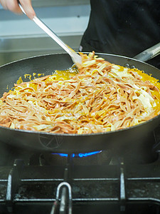 烹饪厨师将美味的意大利意大利意大利意粉和餐厅蘑菇酱混合在一起平底锅女性面条食物职员小麦蒸汽文化餐饮炊具图片