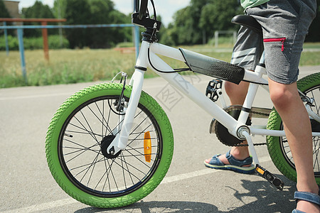 详细信息 自行车链轮架 零件自行车轮 自行车公路车架 儿童男孩骑自行车的剪影图片