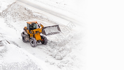 清理雪地 拖拉机在大雪降雪后扫清了道路车轮车辆推土机横幅暴风雪司机机器运输打扫卡车图片