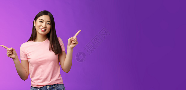 魅力四射的轻松可爱的亚洲女性短发侧身介绍各种选择 展示左右产品 快乐地微笑 轻松做出决定 站在紫色背景护理女孩黑发企业家女朋友困图片