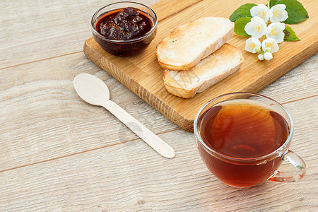 一杯茶 面包 草莓果酱和白茉莉花饮食勺子茉莉花早餐植物玻璃草本植物食物杯子药品图片