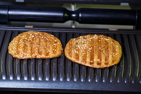 电烤架上全餐汉堡包猪肉食物平底锅烧烤面包牛肉烹饪种子炙烤小吃图片