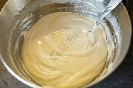 奶油甜甜点在食品加工器中打奶油 奶油喷嘴酥皮面糊处理器食物烹饪面粉甜点黄油殴打用具背景图片