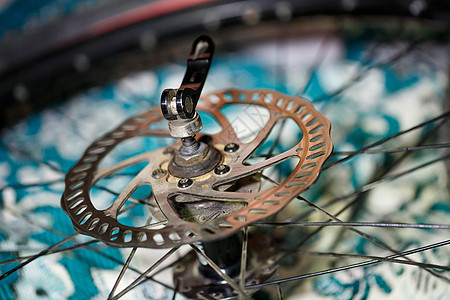 参观我的组合 看看其他自行车零件的照片 在山地自行车上重新制动刹车Rear碟刹机器剪裁光盘转子车轮金属机械制造业工作室图片