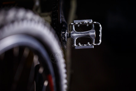 黑色金属踏板在一辆有硬灯的自行车上白色曲柄链轮速度车轮运动闲暇框架运输车辆图片