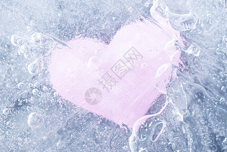 粉红的心在冰冰中冷冻图片