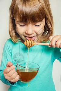 孩子吃蜂蜜 有选择的焦点午餐幸福港口微笑水果甜点蜂蜜孩子们舌头食物图片