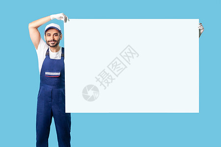 工人穿工作服和戴防护手套 提高大页海报模板的工匠肖像图片