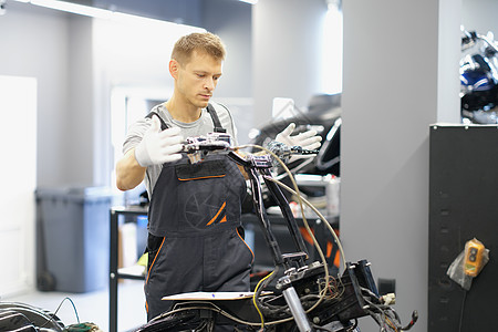 修理摩托车方向盘的机械修车男机工图片