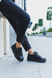 穿黑色牛仔裤和黑带鞋的女子腿 黑皮鞋紧贴购物中心店铺衣服女性系列女孩靴子房间鞋类女士图片