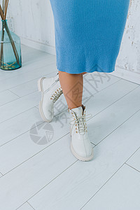 特写在时髦的白色鞋子的腿 天然皮革女鞋系列 女式冬靴工作室配饰女孩横幅收藏蕾丝靴子鞋类季节奢华图片