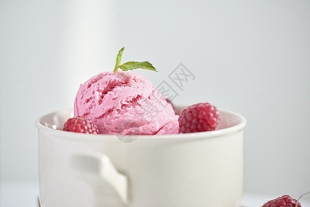 冻酸奶甜点加樱桃冰淇淋覆盆子美食薄荷白色水果食物浆果粉色勺子图片