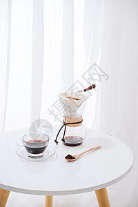 倒过滴滴处理咖啡 产生反向过滤效应 复制文本空间饮料杯子棕色玻璃地面黑色商业咖啡店香气背景图片