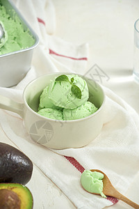 白盘上的阿沃卡多冰淇淋球 白底的勺子绿色桌子食物菜单味道薄荷水果甜点图片
