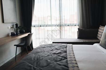 黑色和灰色现代卧室内地面家具毯子窗户木头房子装饰寝具休息风格图片