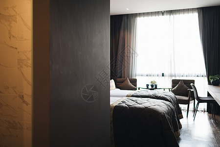 黑色和灰色现代卧室内家具房子蓝色窗户椅子木头风格寝具靠垫公寓图片
