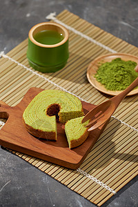 Matcha 绿色茶拿铁在杯子和茶叶仪式上用德国蛋糕配餐具圆形桌子食物盘子粉色甜点美食戒指木头抹茶图片