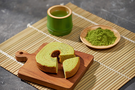 Matcha 绿色茶拿铁在杯子和茶叶仪式上用德国蛋糕配餐具面包白色糕点旅行盘子小吃早餐馅饼美食巧克力图片