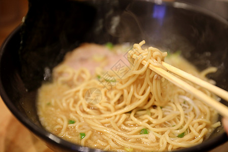 日本面条拉面 餐厅的当地日食健康茶树美食洋葱豚骨蔬菜午餐烹饪大豆浇头图片