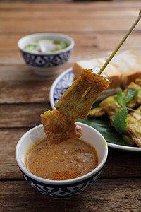 当地泰国食物猪肉沙戴 配有以木本为隔离的食人鱼酱沙拉午餐烧烤街道文化辣椒餐厅花生盘子美食图片