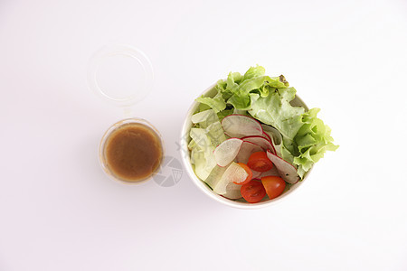 塑料包装袋中的沙拉 用于取走或以白色背景孤立的食品运送食物营养饮食盒子杂货店叶子绿色产品美食送货图片