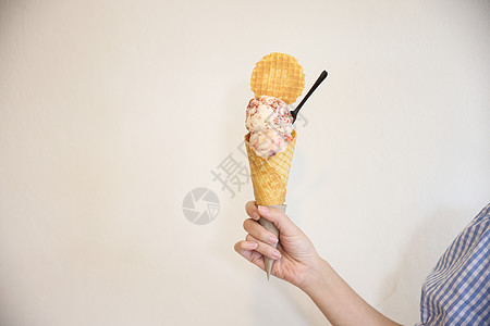 蛋卷冰淇淋年轻女士握着冰淇淋甜筒手茶点奶制品小吃味道胡扯甜点人手香草锥体奶油背景