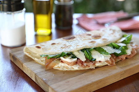 意大利菜 意大利火腿和奶酪的皮亚迪娜饮食美食吡啶营养盘子火箭午餐小吃沙拉面包图片
