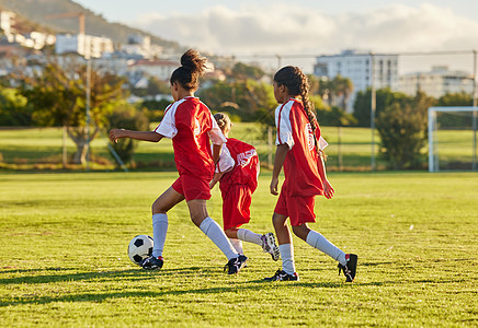足球 比赛和足球运动员或青少年团体在草地上进行比赛 训练和练习 与一群年轻人一起在运动俱乐部球场上跑球 健身和锻炼的女孩图片