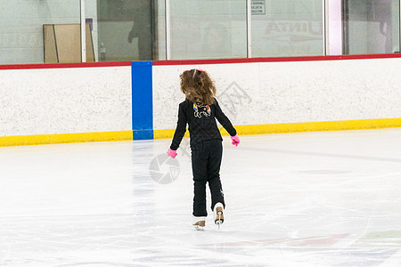 室内滑冰冰上运动冰鞋高清图片