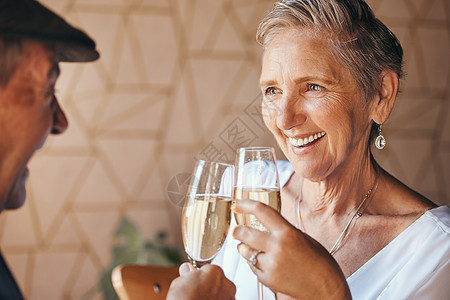 老年夫妇 香槟和饮料在家里或家里为结婚周年纪念 庆祝活动或退休成功而干杯 快乐的微笑 爱或老人 女人 一起享用酒杯图片