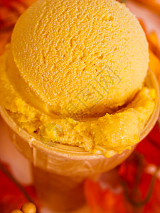 蛋卷冰淇淋南瓜金盖拉托叶子晶圆甜点橙子锥体黄色蛋糕筒牛奶南瓜冰淇淋背景
