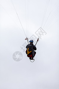 滑雪极端运动 降落伞手与降落伞展出冒险跳伞员天空跳伞翅膀行动闲暇航班危险蓝色图片