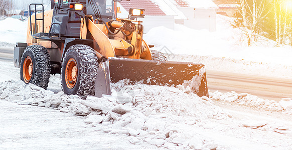 清扫和清理城市道路 以摆脱冬季的积雪挖掘机卡车橙子刮刀行动打扫机器服务车轮雪堆图片